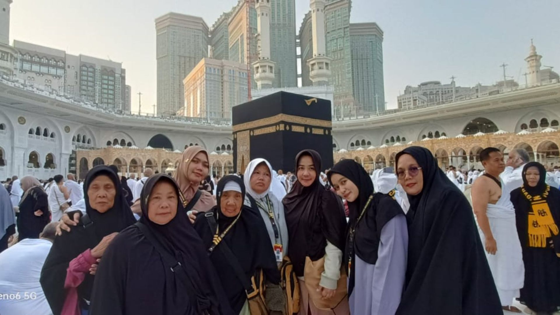 Emas dan Hitam Minimalis Travel Umroh Presentation (2)