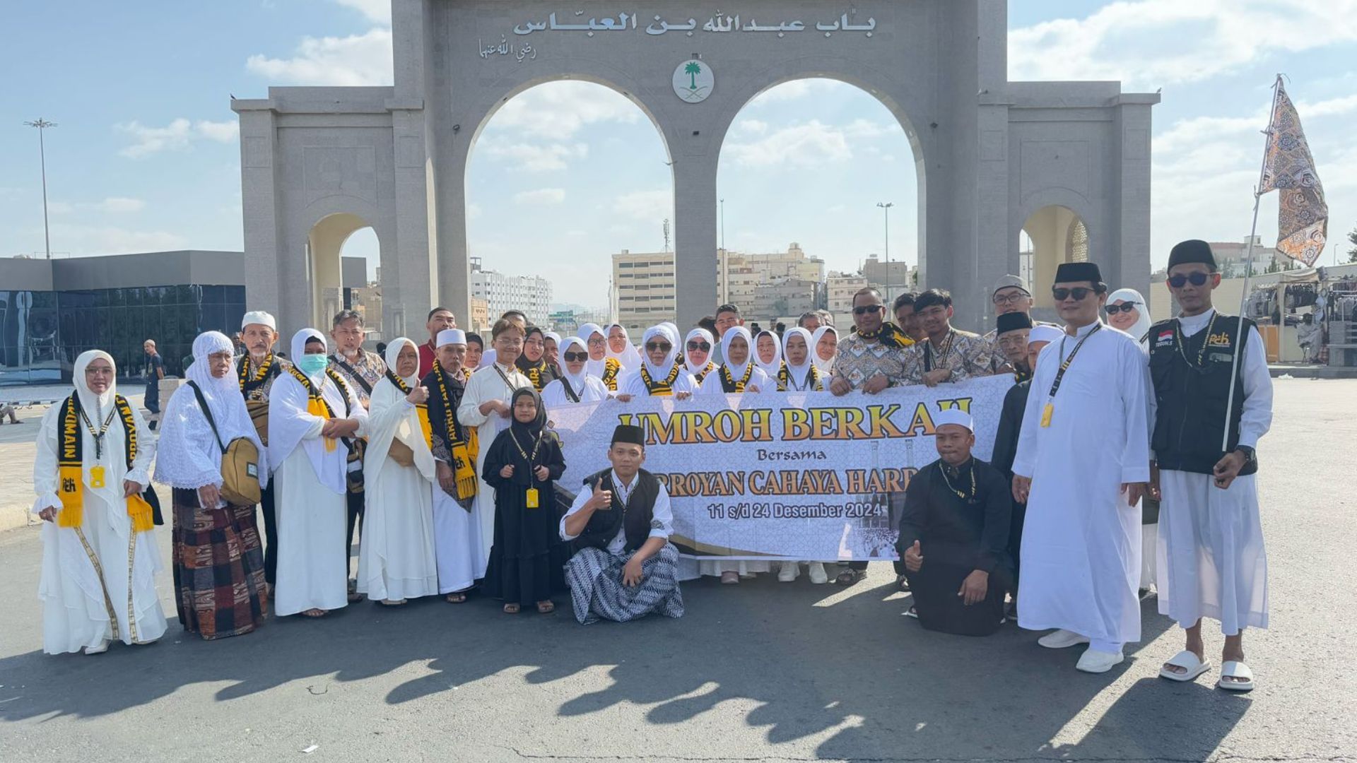 Emas dan Hitam Minimalis Travel Umroh Presentation (3)