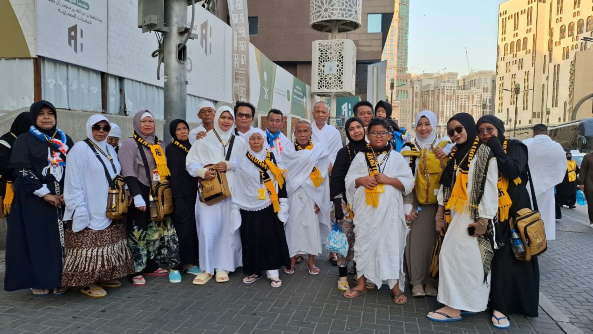 Emas dan Hitam Minimalis Travel Umroh Presentation (4)