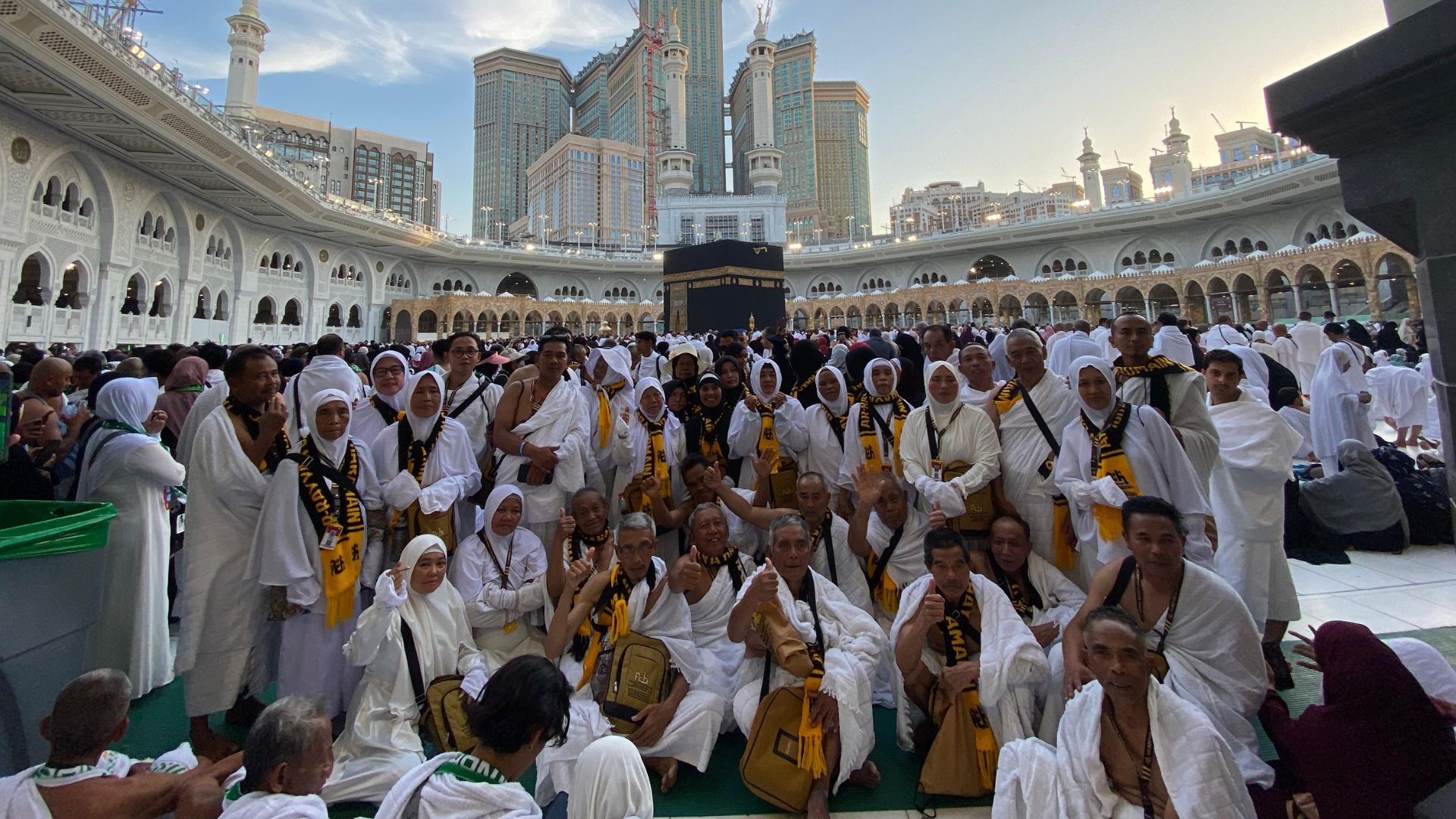 Emas dan Hitam Minimalis Travel Umroh Presentation (5)